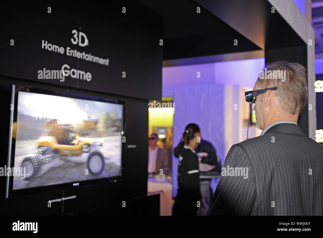 La télévision 3D montres visiteur par Sony à l'IFA 2009 Exposition internationale de l'électronique grand public à Berlin Banque D'Images