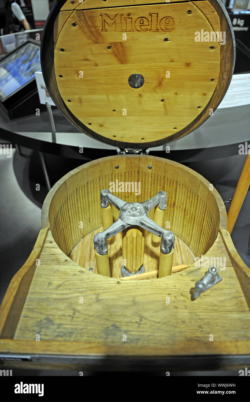 Vue intérieure d'un lave-linge Miele historique à l'IFA 2009 Exposition internationale de l'électronique grand public à Berlin Banque D'Images