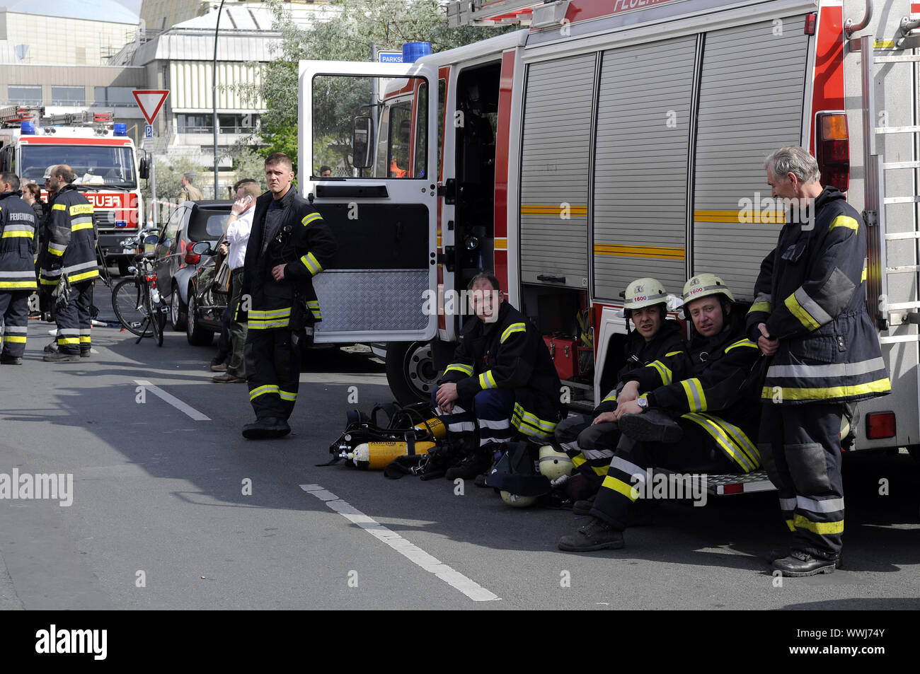 L'Orchestre philharmonique de Berlin, la combustion, les pompiers après la mission Banque D'Images