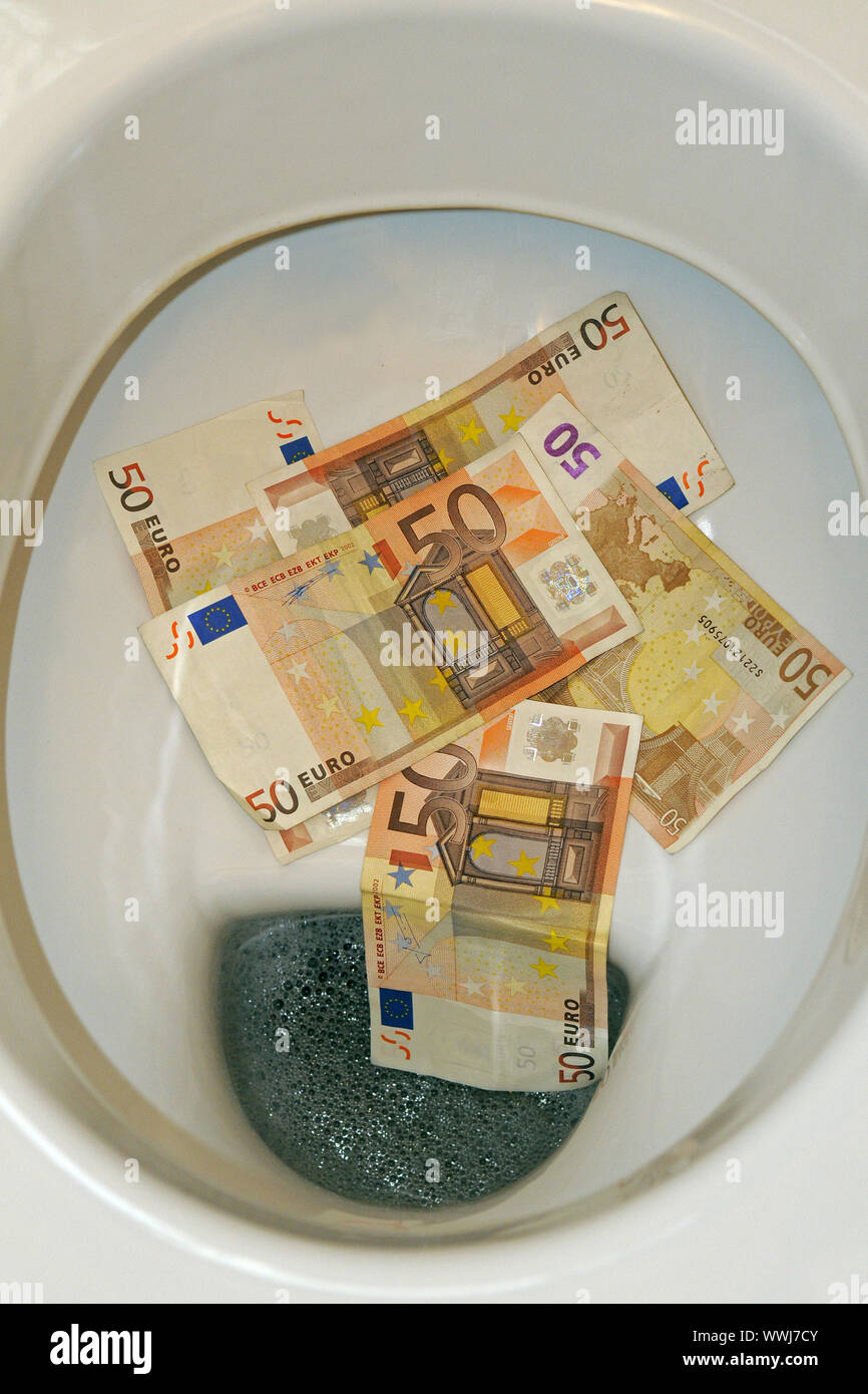 50 € factures, de l'argent dans une toilette comme un symbole pour gaspiller de l'argent Banque D'Images