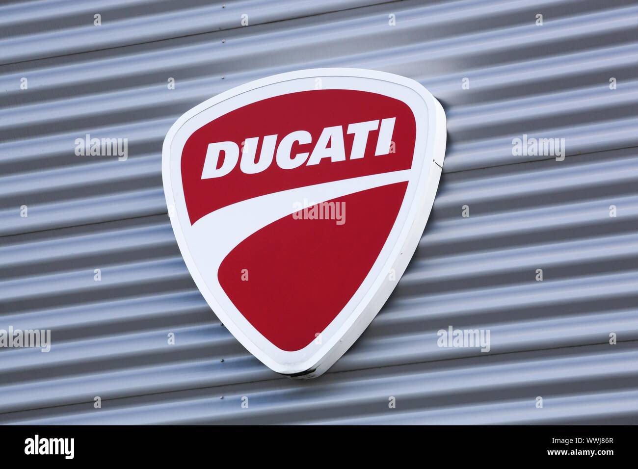 Lyon, France - 15 août 2019 : Ducati logo sur un mur. Ducati est une société italienne qui conçoit et fabrique des motocyclettes Banque D'Images