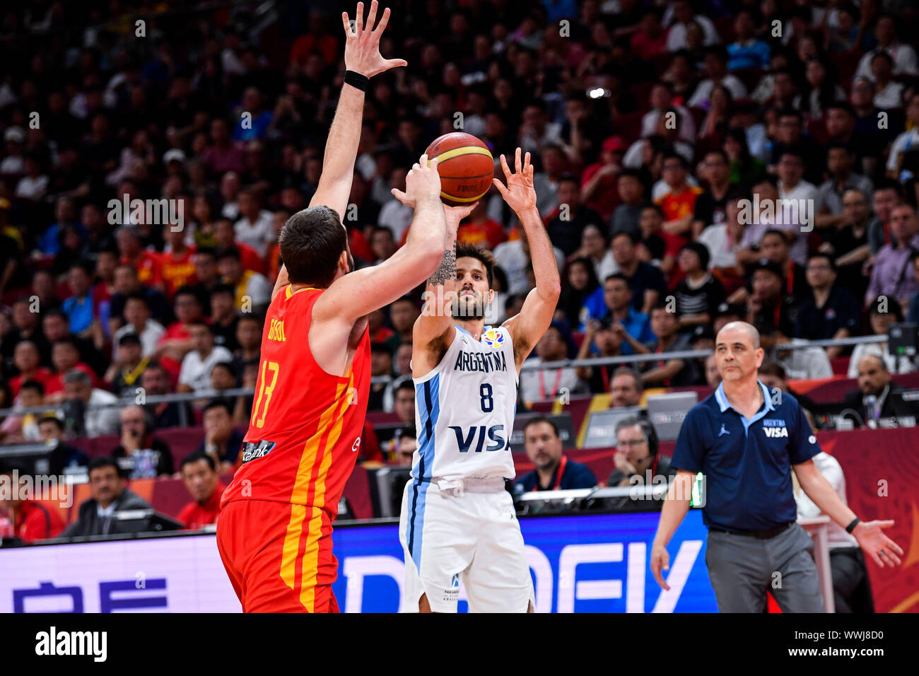 Marc Gasol d'Espagne, rouge, passe à arrêter la balle à l'Espagne contre l' Argentine de basket-ball FIBA 2019 finale de la Coupe du Monde de Beijing,  Chine, 15 septembre 2019. L'Espagne a battu