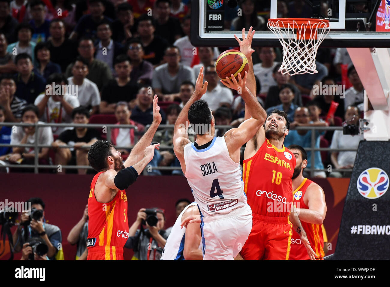 Luis Scola, blanc, sauts de score à l'Espagne contre l'Argentine de basket-ball  FIBA 2019 finale de la Coupe du Monde de Beijing, Chine, 15 septembre 2019.  L'Espagne a battu l'Argentine en 2019
