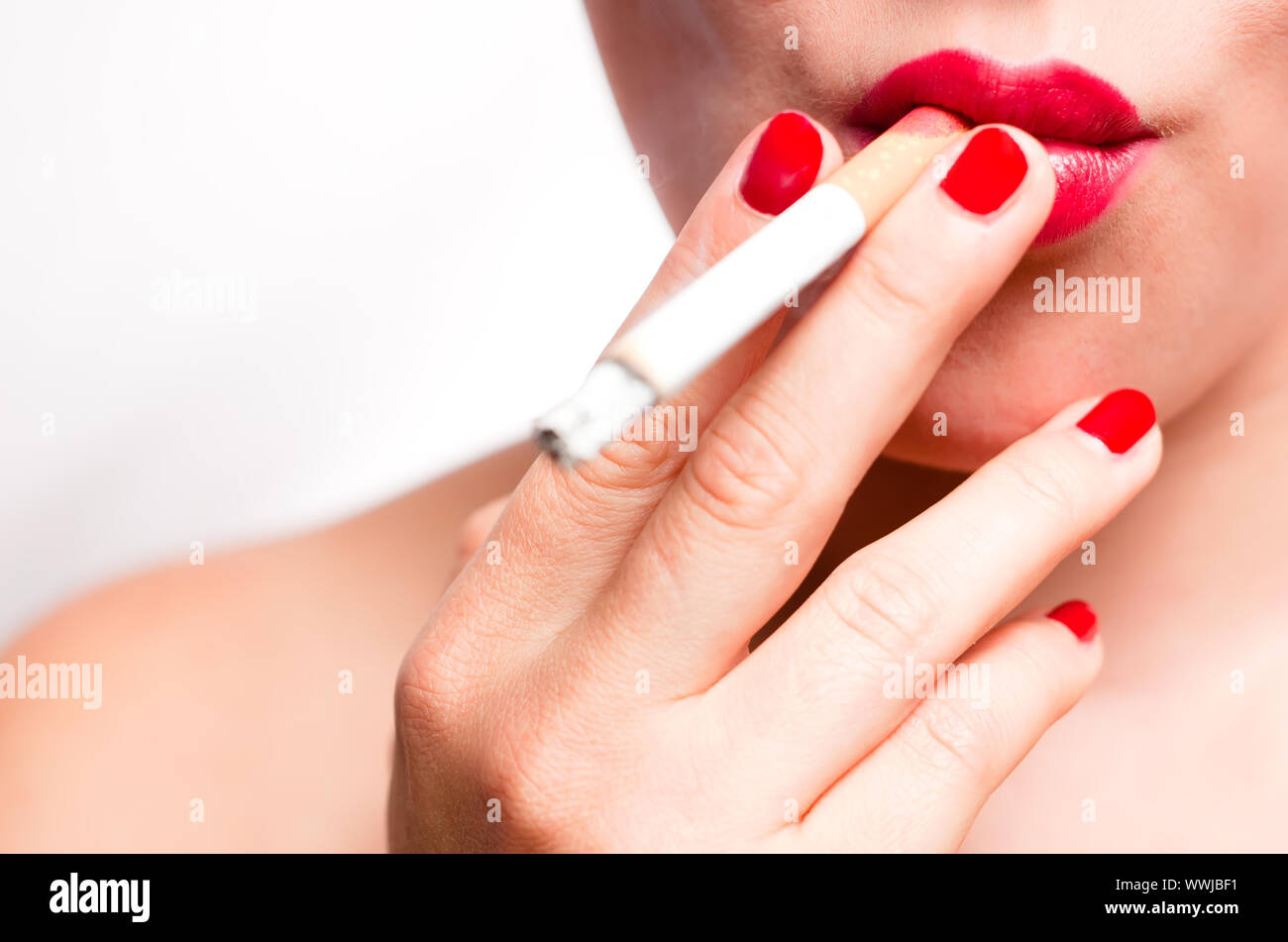 La bouche avec des lèvres rouges et les ongles rouge en fumant V2 Photo  Stock - Alamy