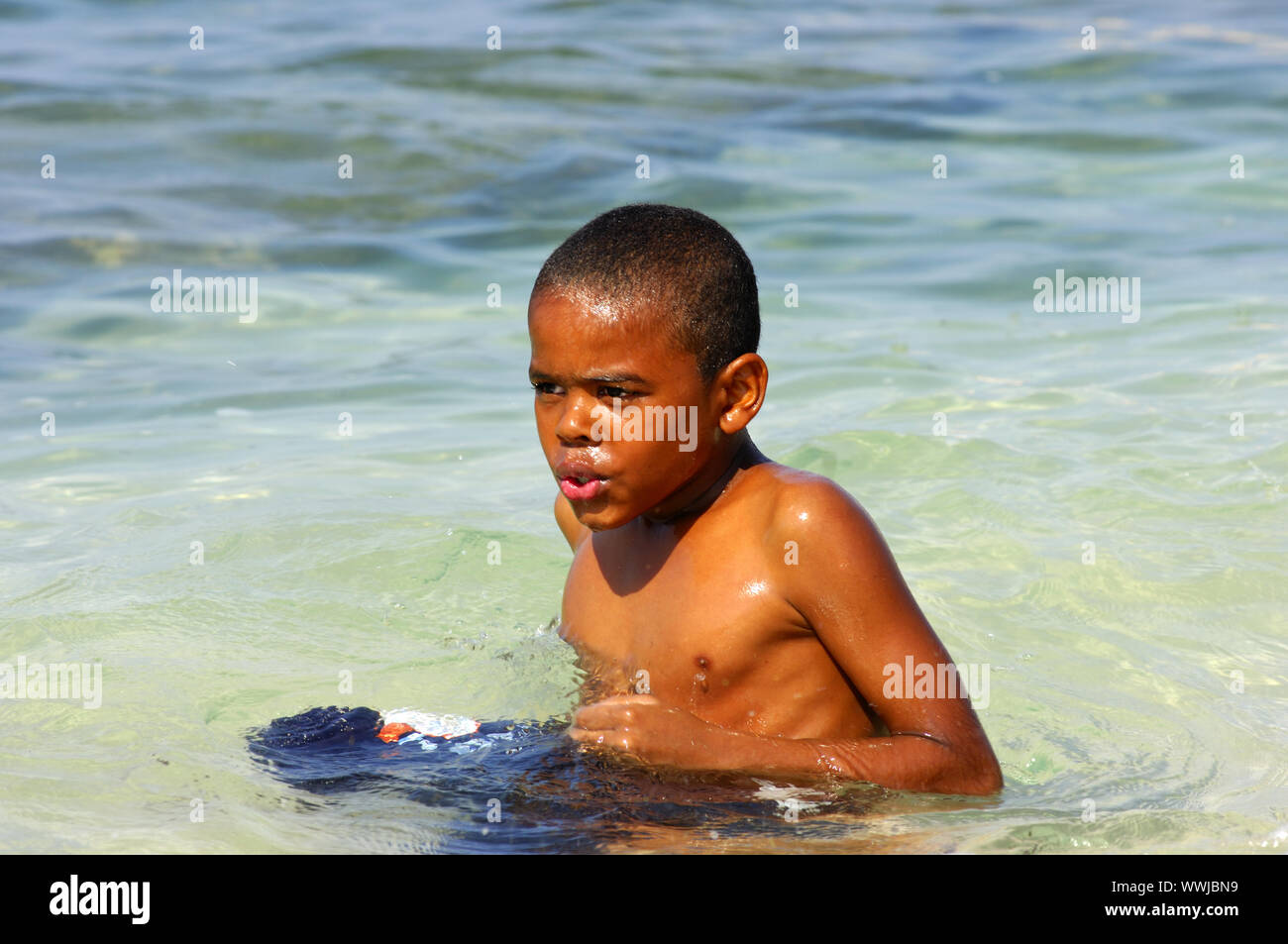 Garçon de bain dans le golfe d'Oman Banque D'Images