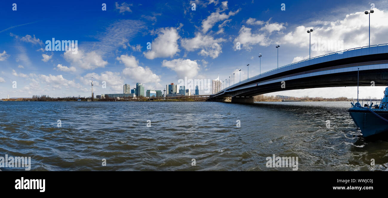 Reichsbrücke et les toits de Vienne, Autriche, Europa Banque D'Images