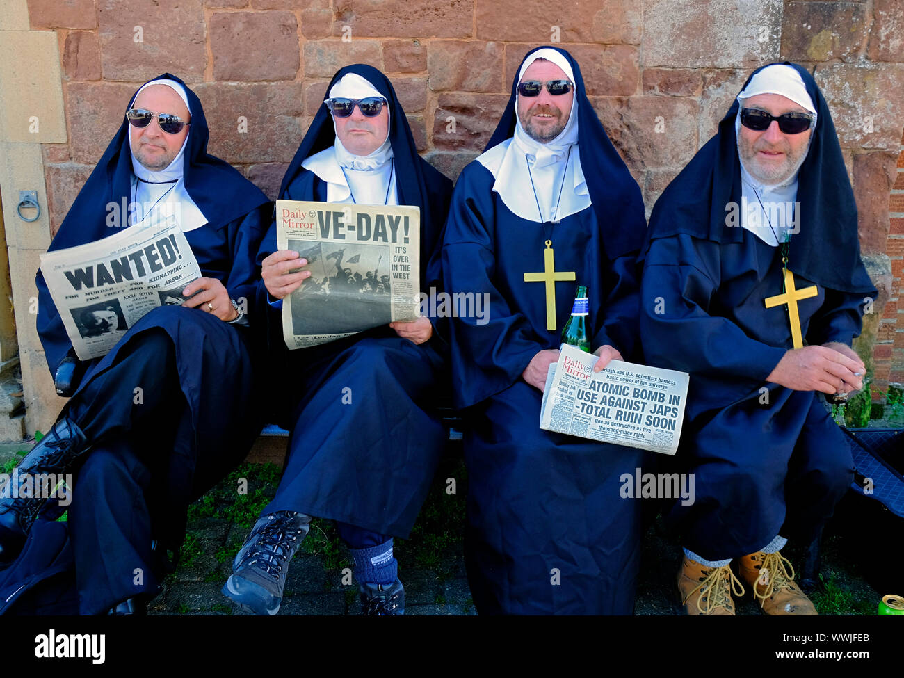 Quatre hommes habillés en irreverant moniales pendant les années 40, week-end à Watchet, Somerset. Banque D'Images
