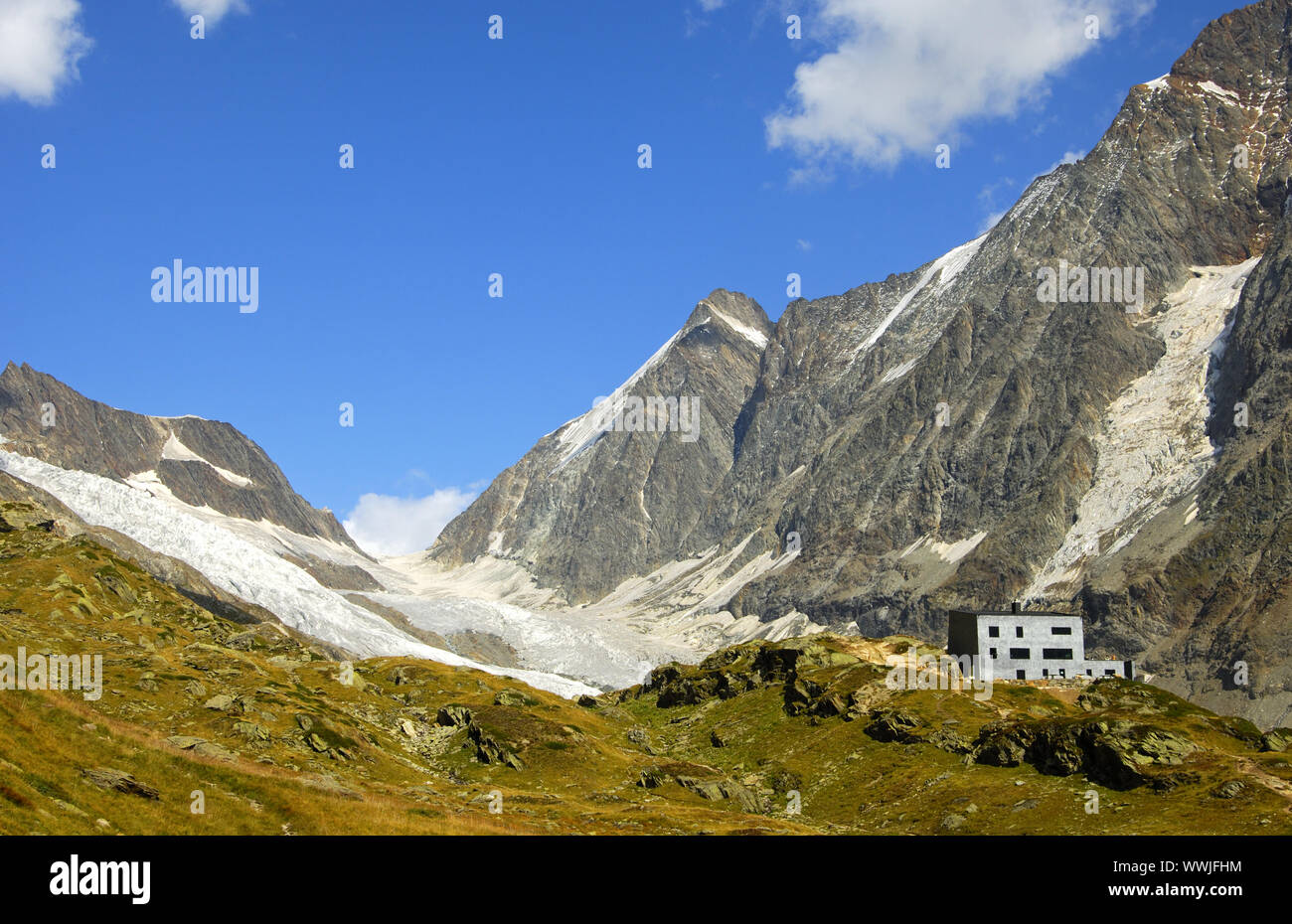 Anenhütte Berghaus avec Lötschenlücke, Suisse Banque D'Images