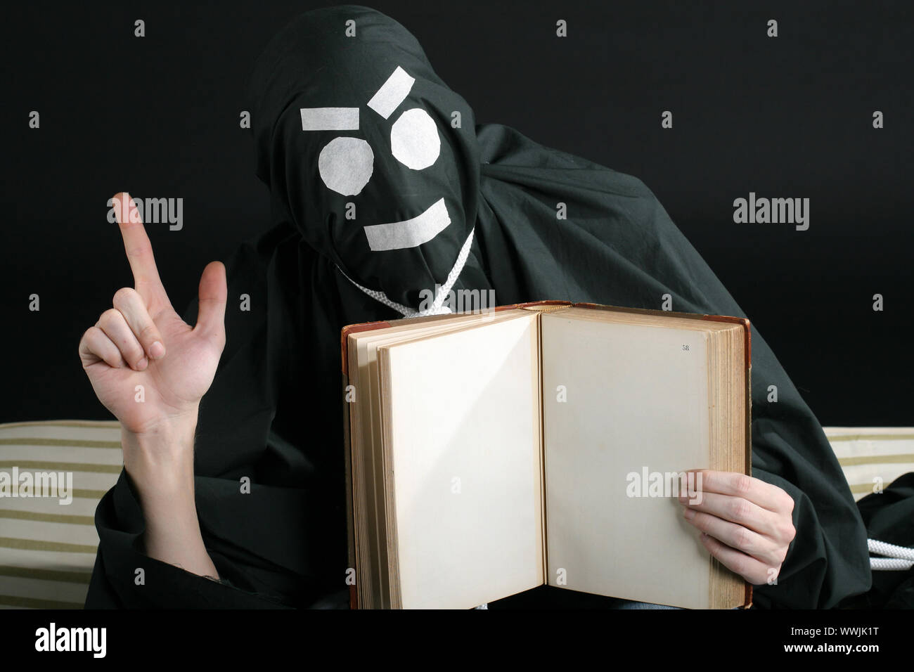 Mime noir avec livre vide Banque D'Images
