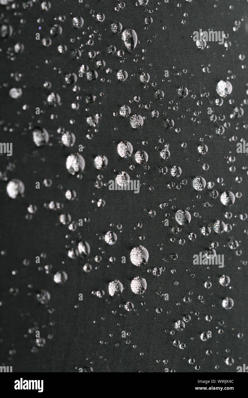 Waterdrops sur surface grise Banque D'Images