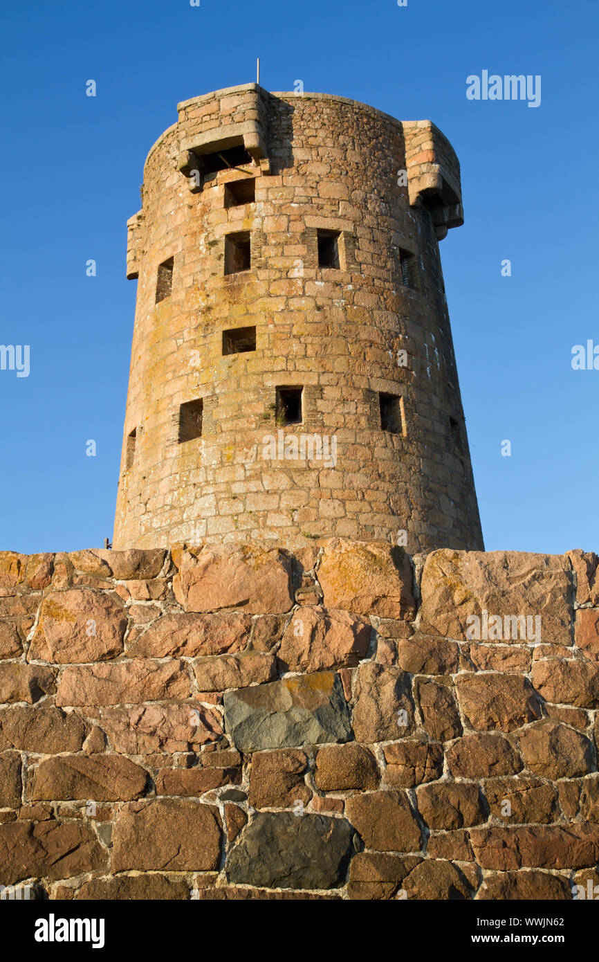 Tour de défense historique Le HOCQ Michaël sur la côte de Jersey, Royaume-Uni Banque D'Images