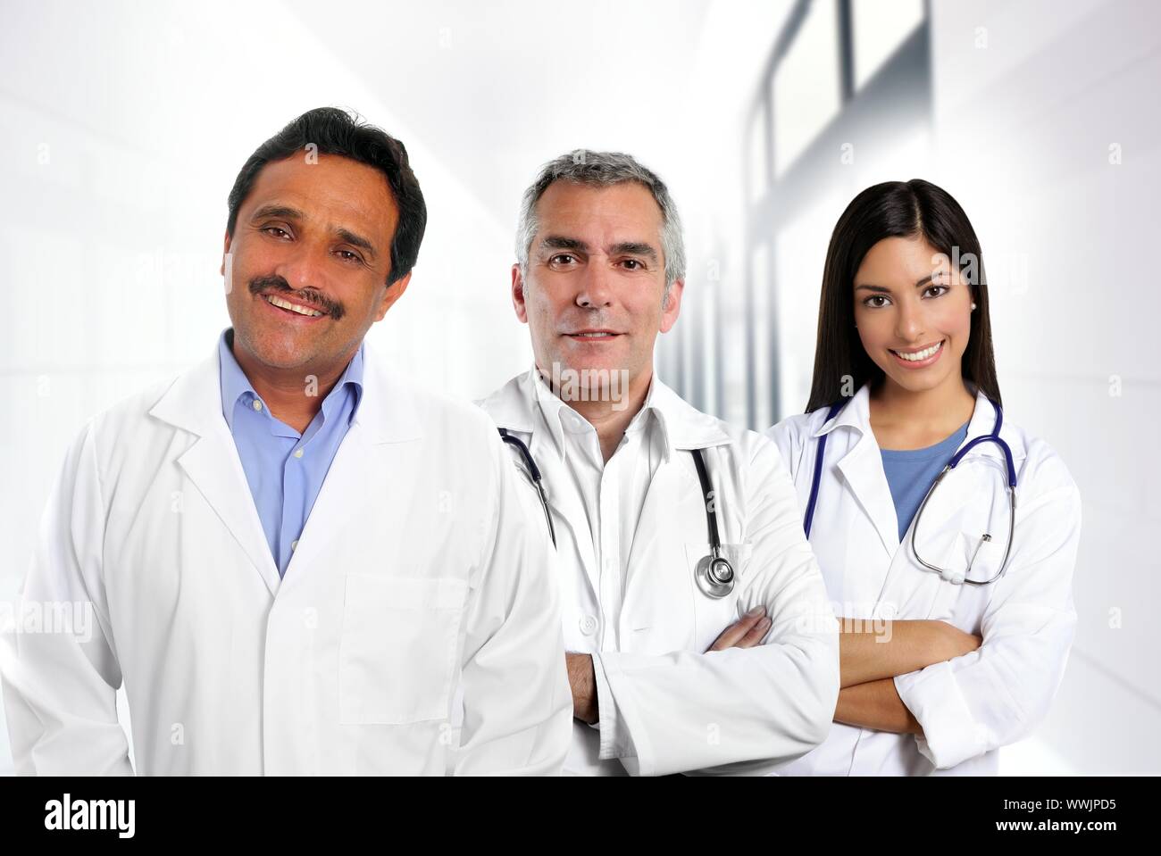 Plusieurs médecins expertise ethnique caucasienne indiennes à l'hôpital d'Amérique latine Banque D'Images