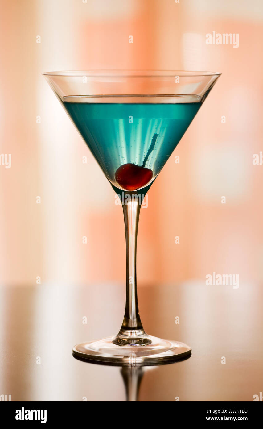 Betty Blue Cocktail. Verre court pour servir en tout temps. Ingrédients : 5  ou 6 cubes de glace, 1 1/3 mesure de vodka, de mesurer peach schnapps, 1/3  sec mesure vermou Photo Stock - Alamy