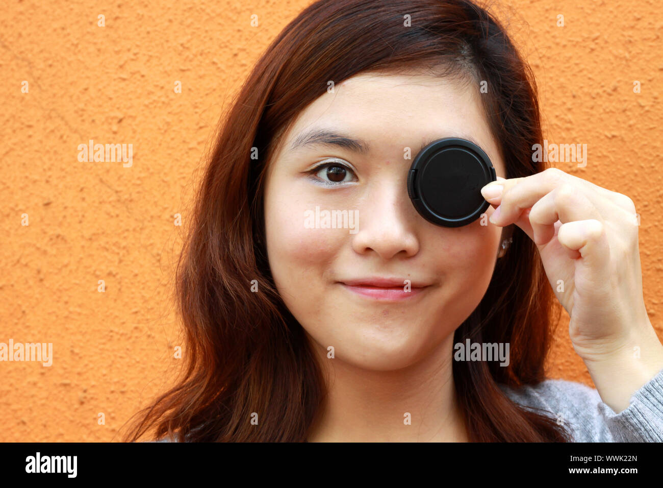 Asian woman covering her eyes Banque D'Images