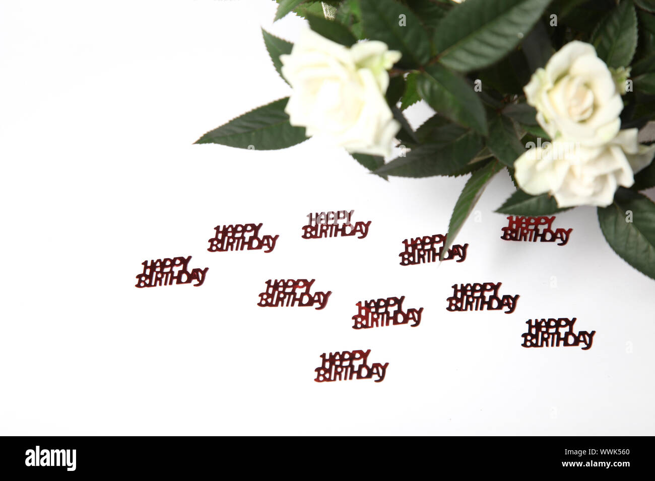 Lettrage en 'happy birthday' et des roses blanches dans l'arrière-plan de l'espace pour texte Banque D'Images