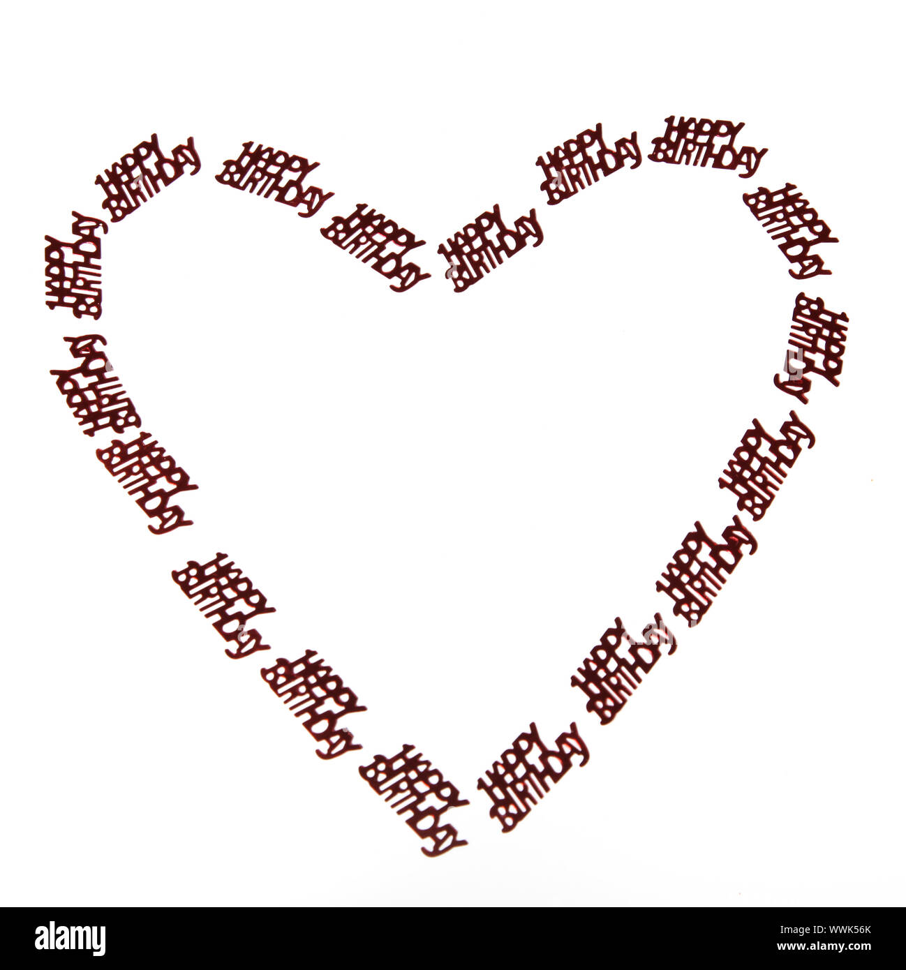 Petit lettrage en joyeux anniversaire en forme de coeur sur fond blanc Banque D'Images