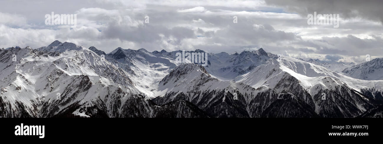 Panorama de montagnes couvertes de neige Banque D'Images