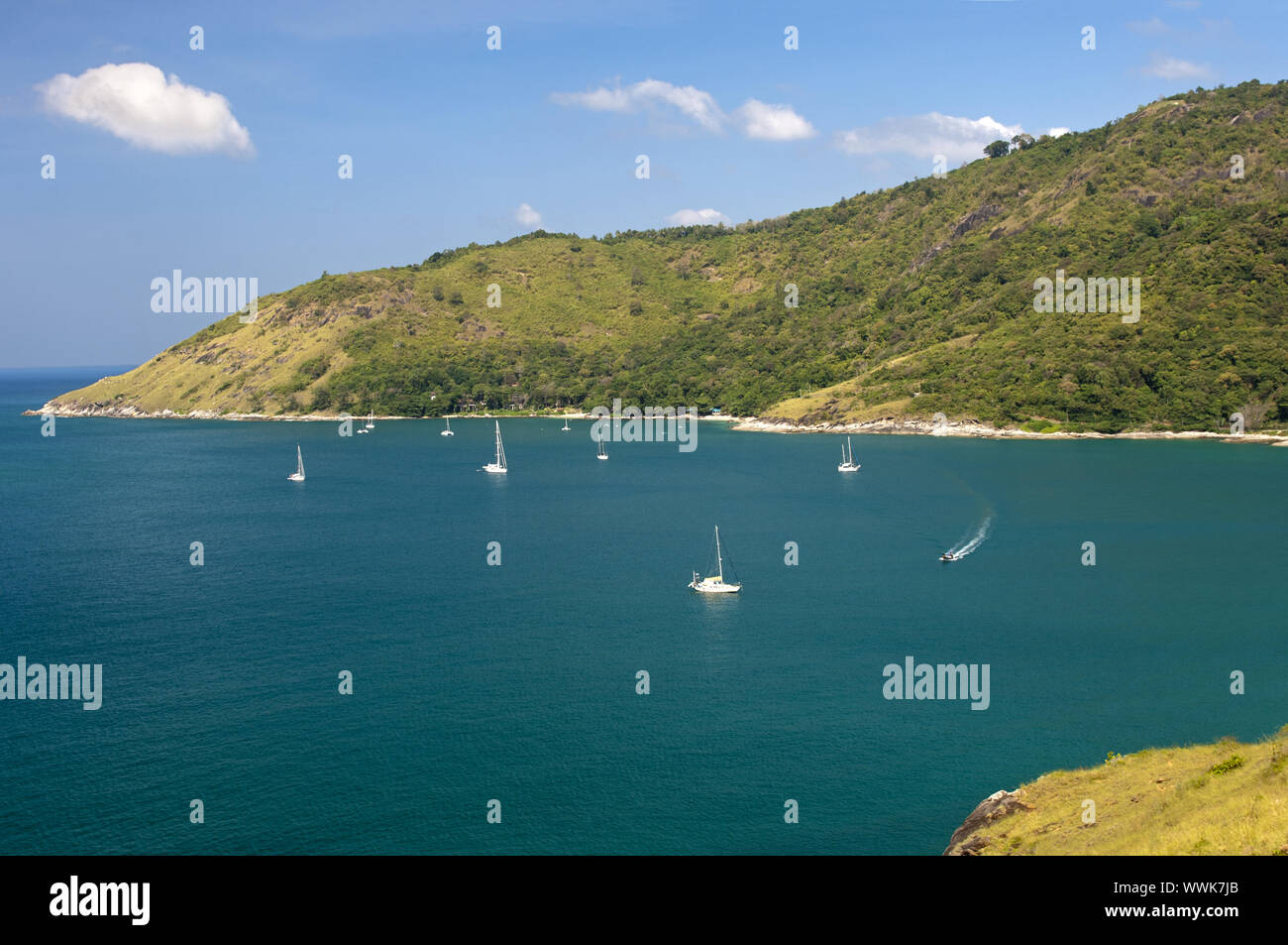 Baie paisible avec des bateaux dans le sud de l'île Phuket Banque D'Images