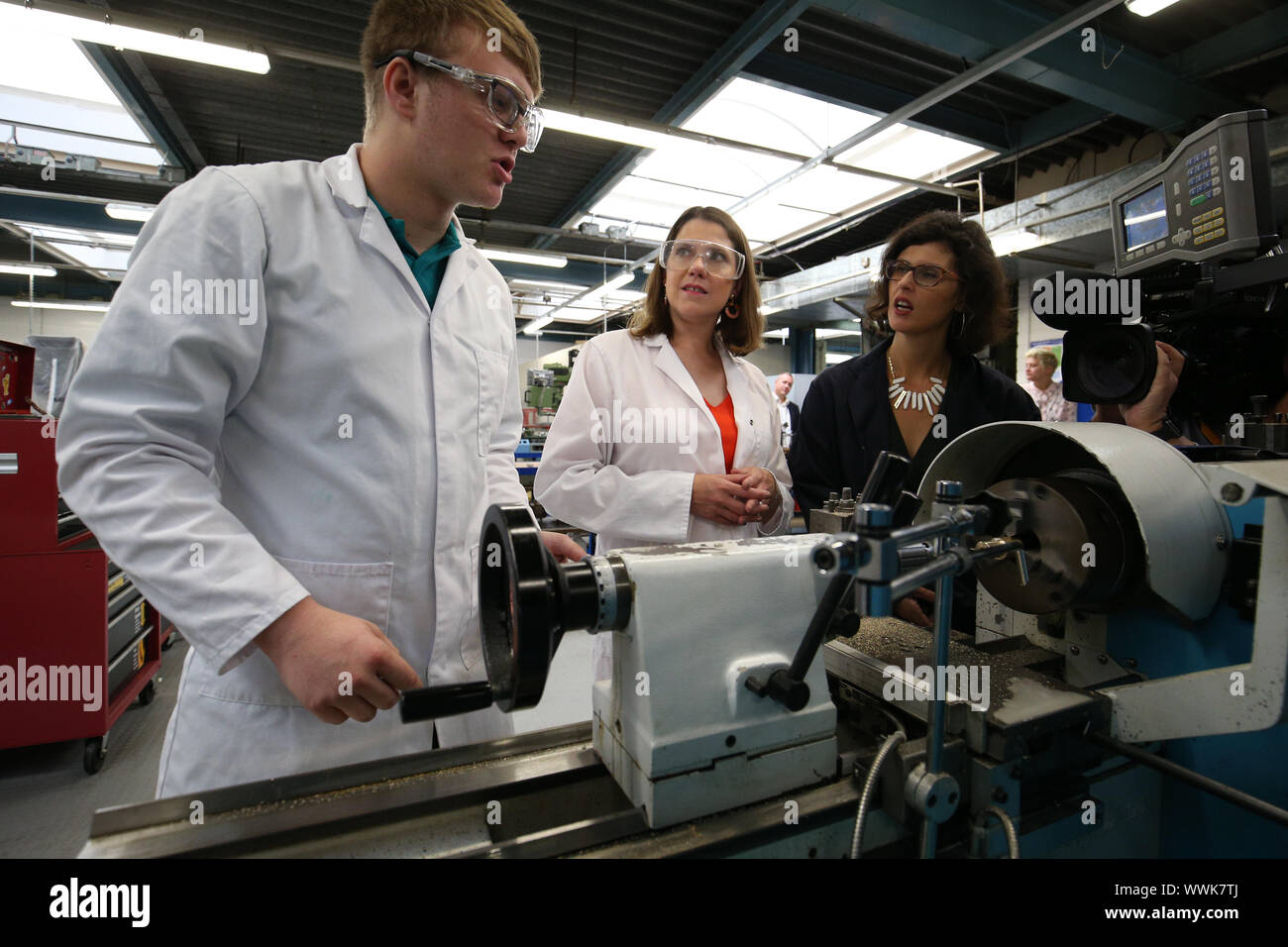 Le chef du parti libéral démocrate Jo Swinson et Lib Dems porte-parole de l'éducation Layla Moran s'adressant à des étudiants ingénieurs comme ils visiter Bournemouth College, au cours de la conférence d'automne des démocrates libéraux. Banque D'Images