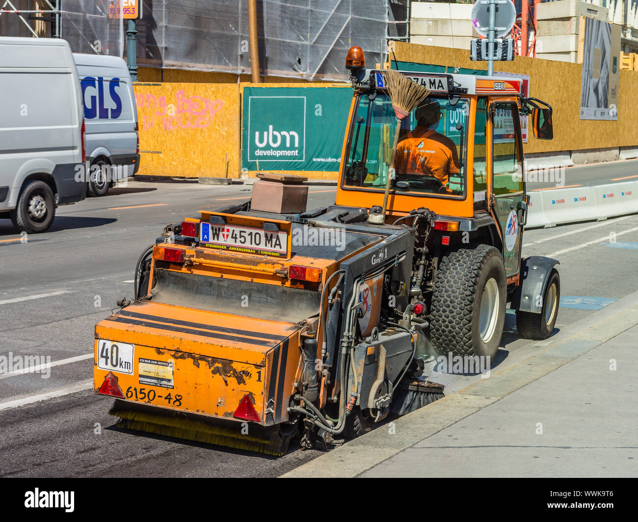 Mécanique tracteur conduit street cleaner - Vienne, Autriche. Banque D'Images