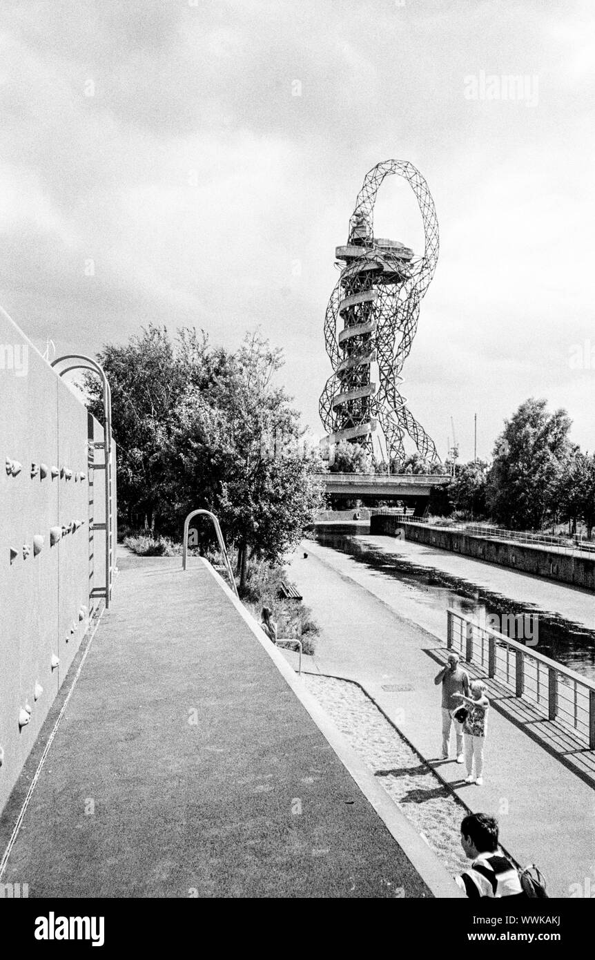 Mur d'escalade au Queen Elizabeth Olympic Park, Stratford, London, Angleterre, Royaume-Uni. Banque D'Images