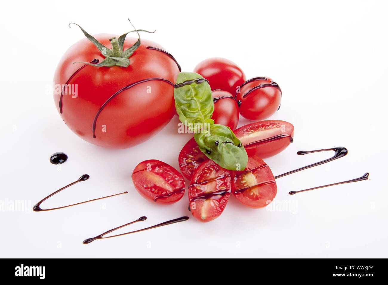 Les tomates rouges frais avec du vinaigre balsamique et huile d'olive Banque D'Images