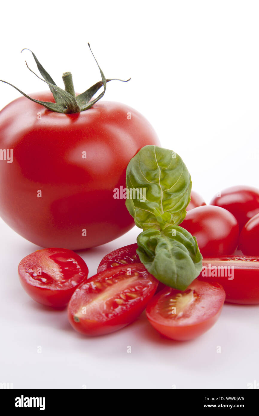 Les tomates rouges frais avec du vinaigre balsamique et huile d'olive Banque D'Images