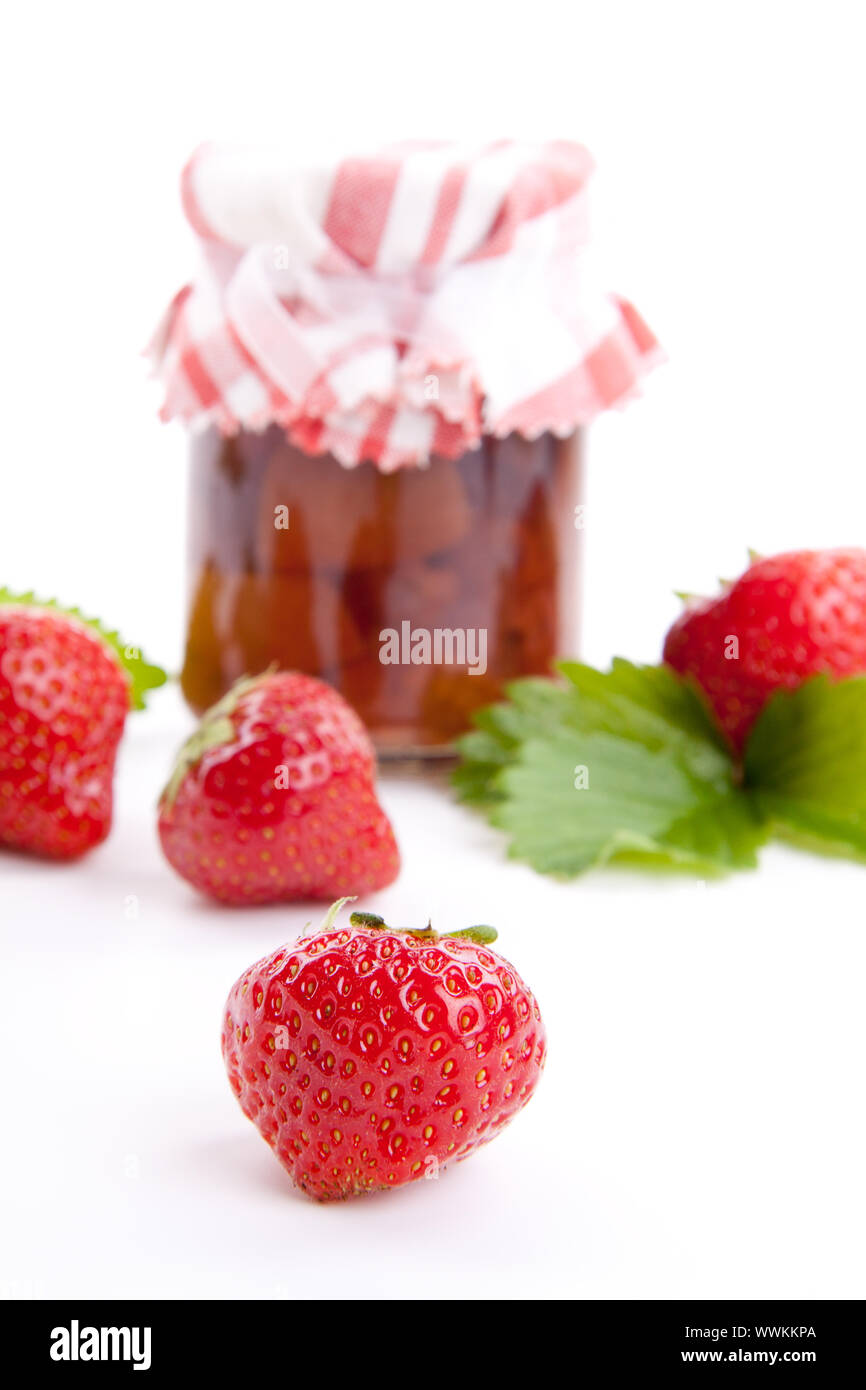 Délicieux avec de la confiture de fraises fraîches bocal isolé sur fond blanc Banque D'Images