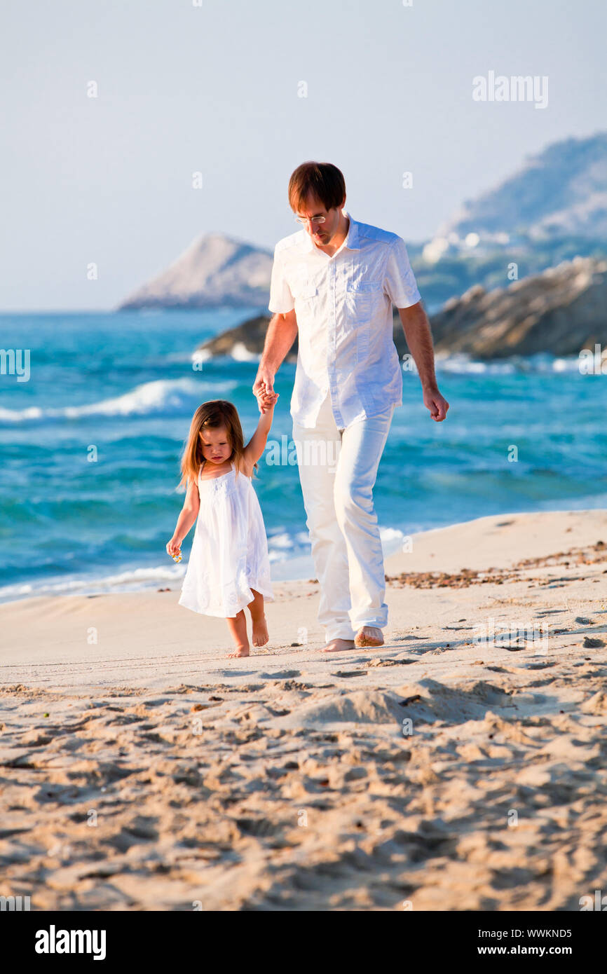 Père de famille joyeuse avec ma petite fille en vacances sur la plage Banque D'Images