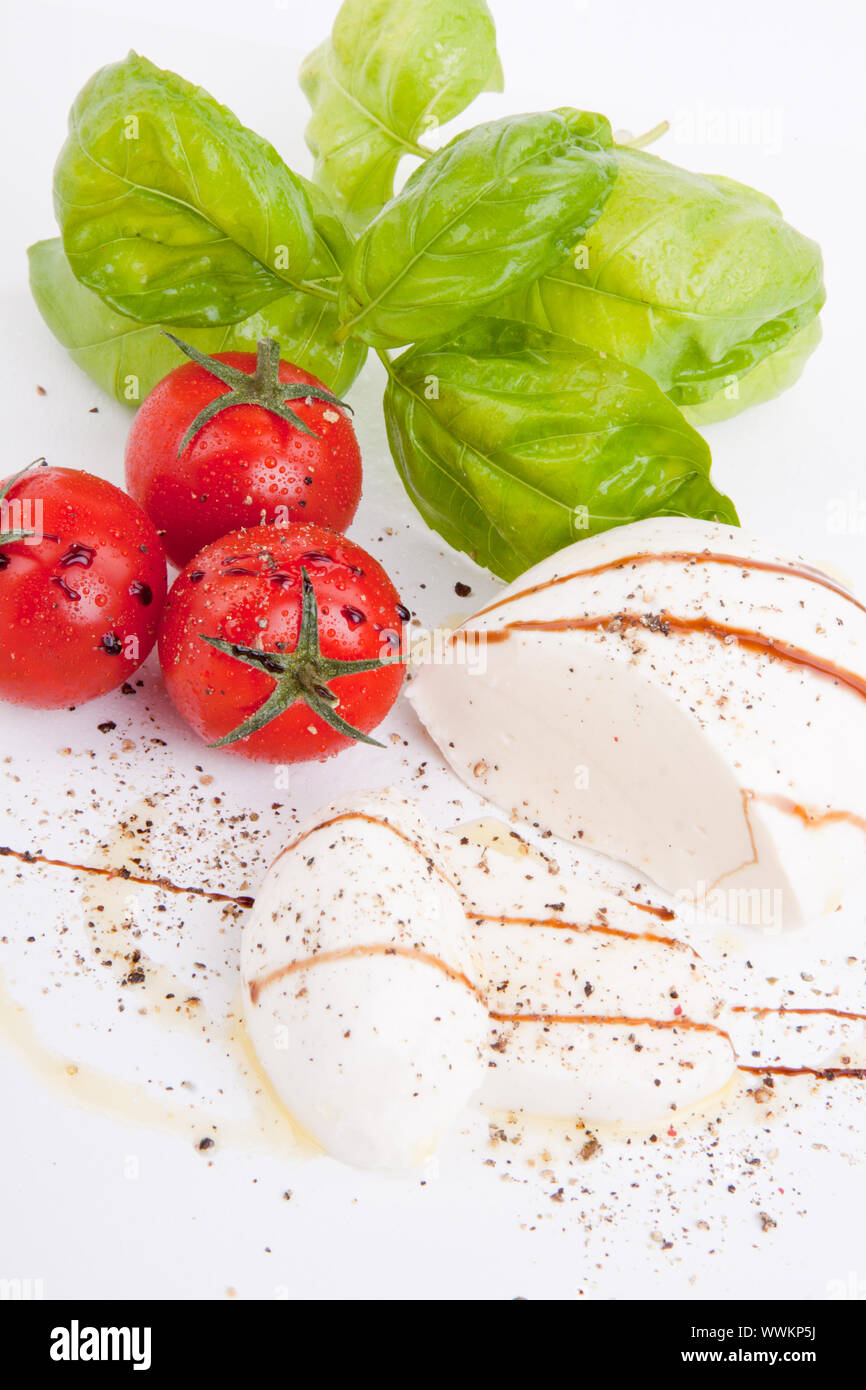 Tomate mozzarella au basilic frais salade caprese Banque D'Images