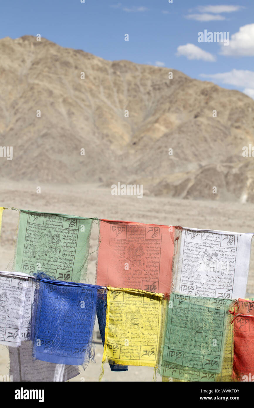 Drapeaux de prière tibetains en face de paysage de montagne Banque D'Images
