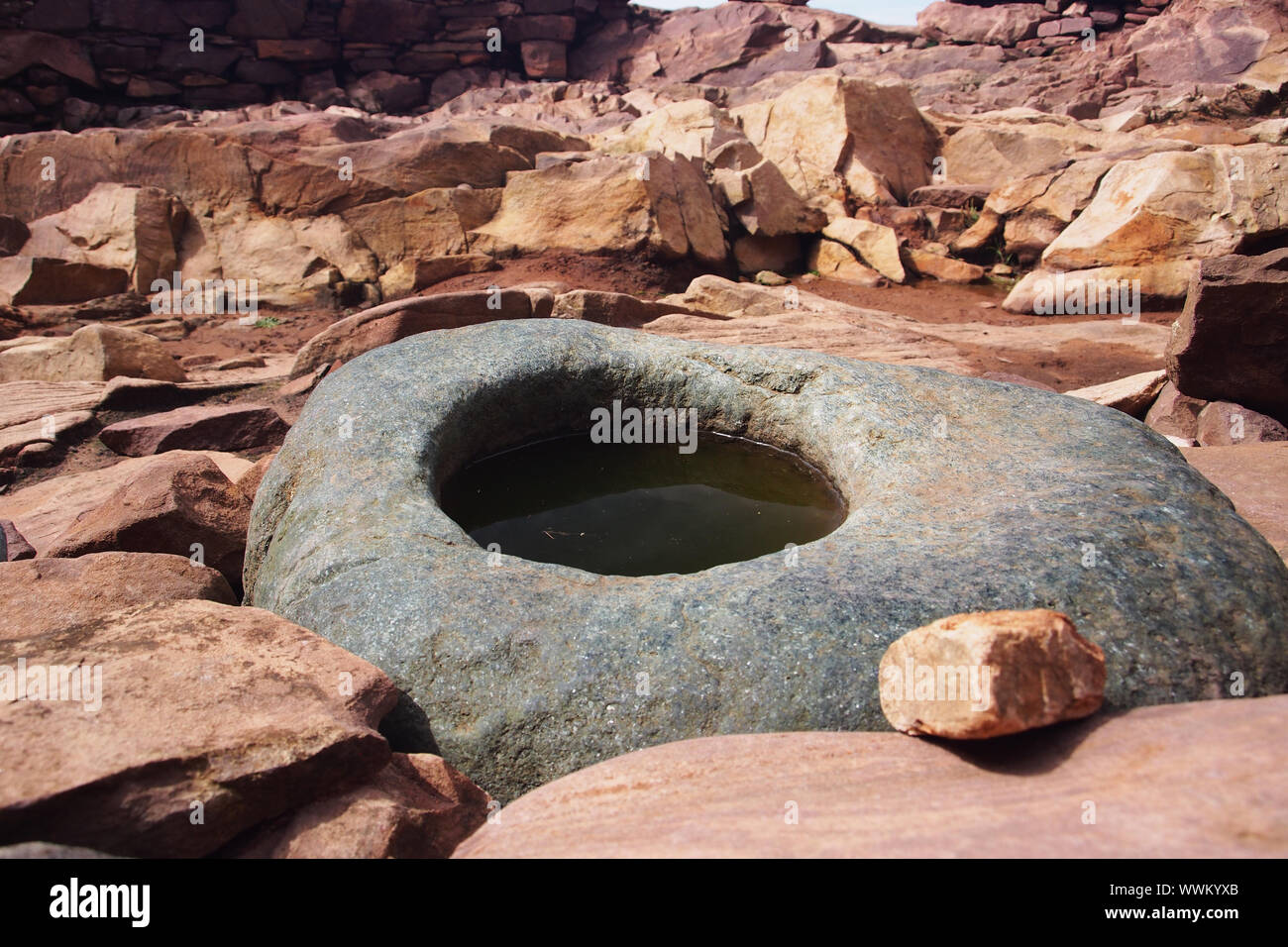 Un ancien mortier de pierre dans un Clachtol Broch écossais à sur la péninsule de Stoer, Sutherland, Ecosse et site archéologique antique Banque D'Images