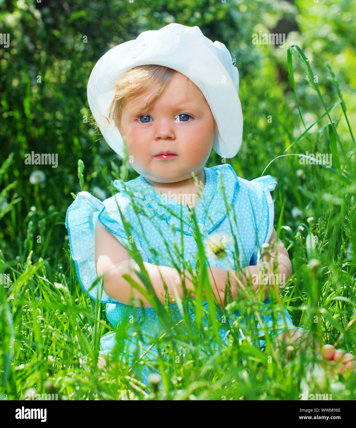 Clouse-up portrait joli petite fille assise dans l'herbe dans le parc Banque D'Images