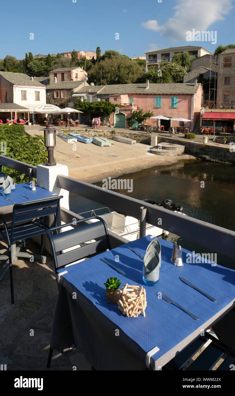 Les cafés et restaurants du port de Centuri Centuri / village de pêcheurs et du port du Cap Corse Haute-Corse en Corse du nord Banque D'Images