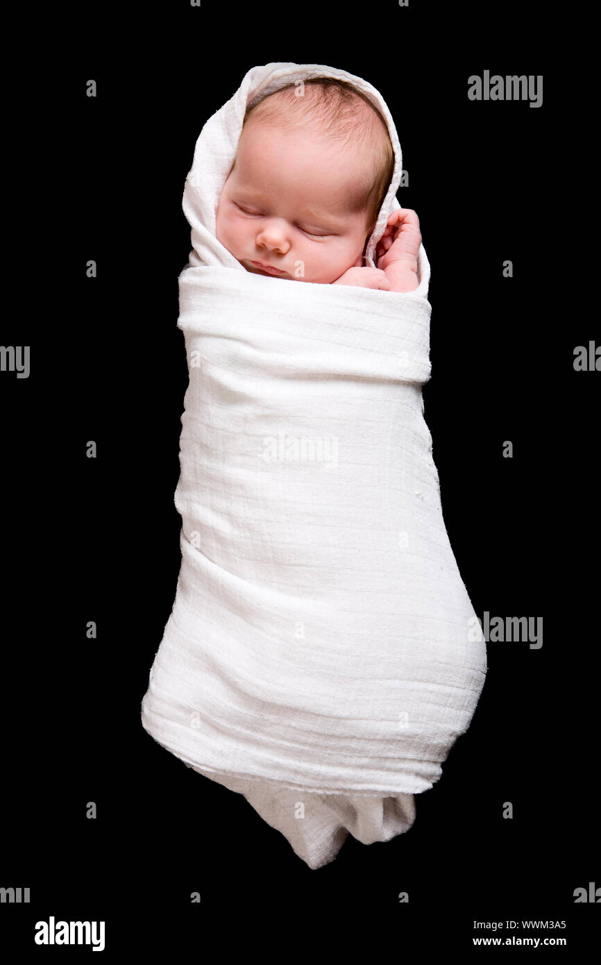 Baby Cocoon 15 Jours D Age Nouveau Ne Emmaillote Bebe Fille Sur Fond Noir Photo Stock Alamy