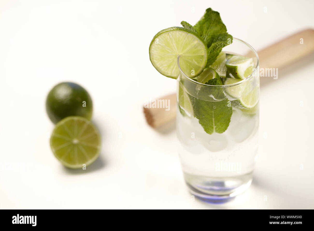 L'eau minérale avec limes et de menthe Banque D'Images
