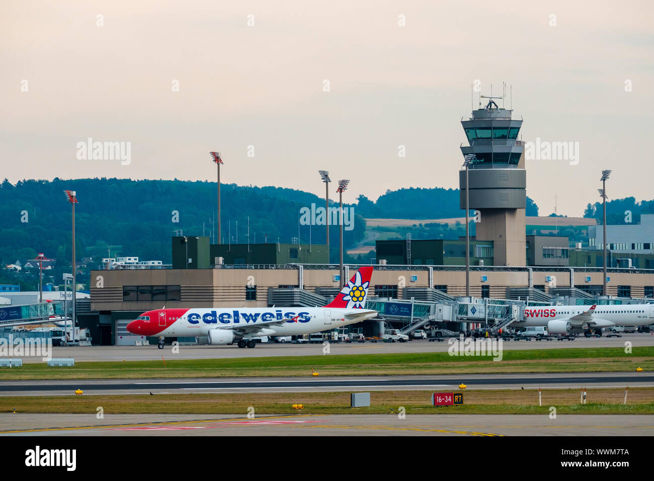 Zurich, Suisse - le 19 juillet 2018 : l'aéroport de Zurich paysage extérieur de bâtiment de jour Banque D'Images
