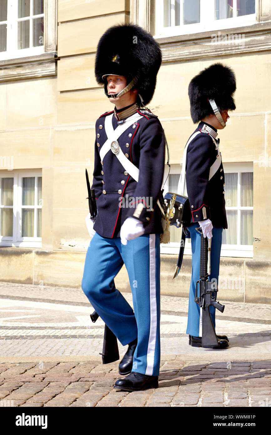 Relève de la garde à l'avant d'Amalienborg Banque D'Images