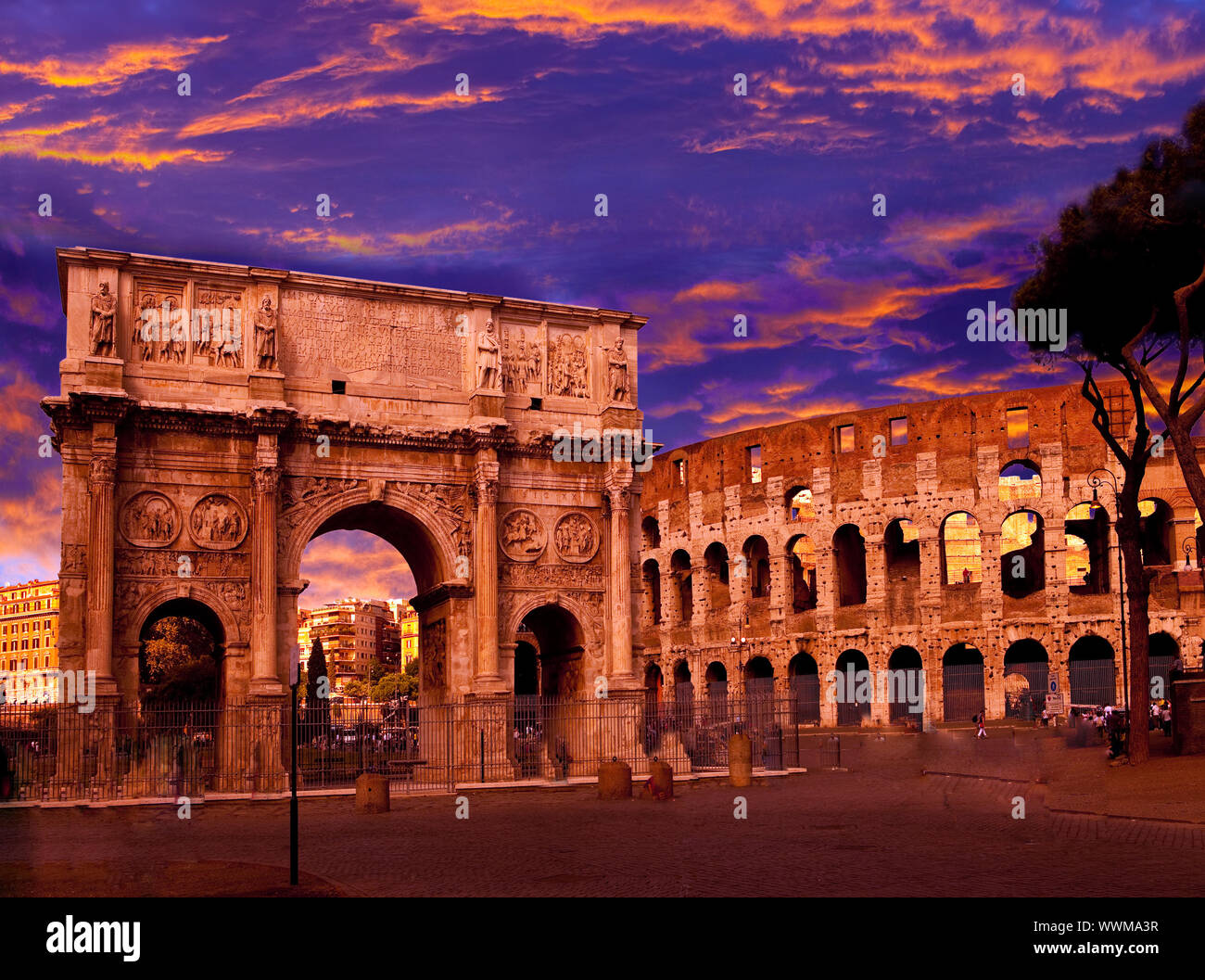 Bright Crimson Sunset sur l'ancien Colisée et l'arc triomphal. Rome. Italie Banque D'Images
