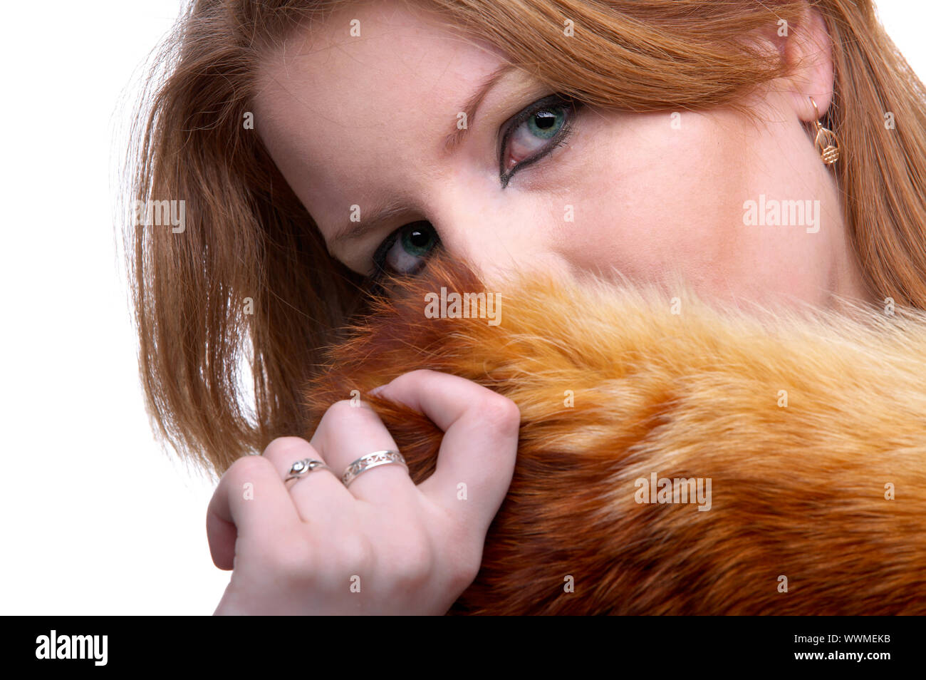 Portrait de la belle rousse à la peau pâle se cacher modèle son visage dans  l'écharpe de fourrure de renard Photo Stock - Alamy
