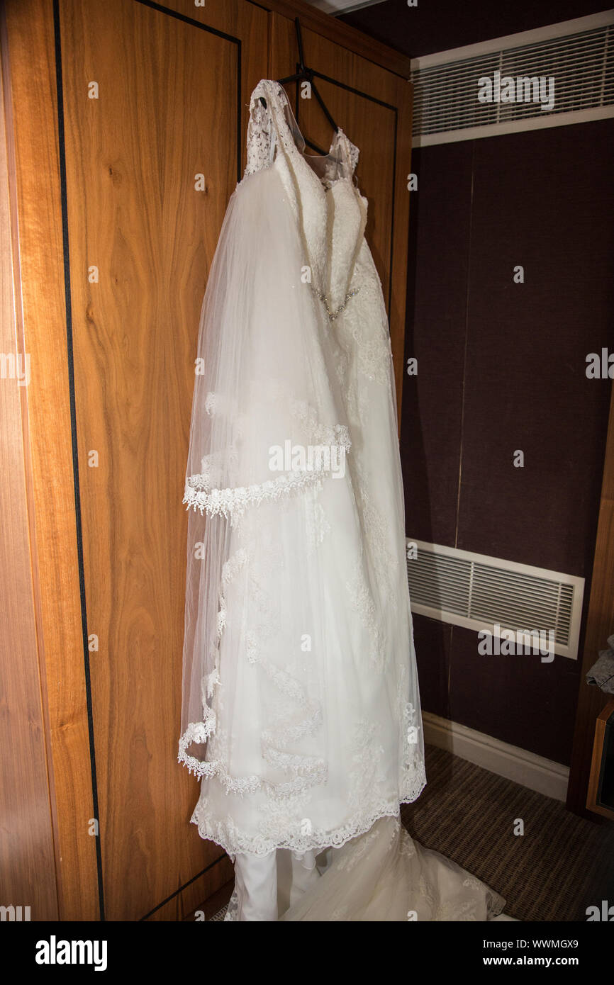 Robe de mariage close up, Close up of les mariées robe de mariée et voile le jour de son mariage dans le Worcestershire, Angleterre Banque D'Images