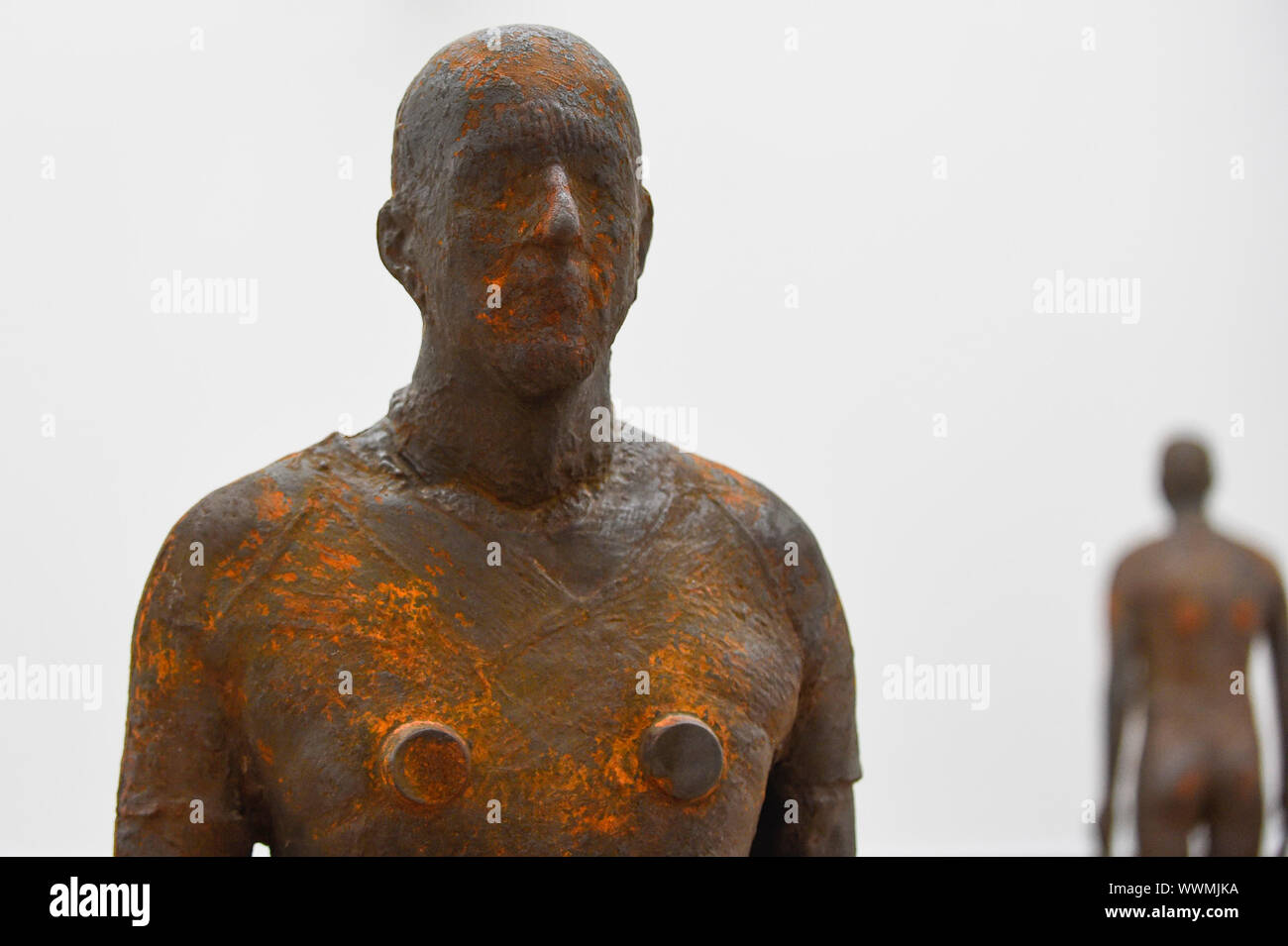 Londres, Royaume-Uni. 16 septembre 2019. Détail de l'horizon perdu 'I', 2008, qui comprend 24 formes corps en fonte. Aperçu d'une nouvelle exposition par Antony Gormley à l'Académie royale des arts de l'exposition rassemblant les et spécialement conçu de nouvelles œuvres à partir de l'élaboration de sculptures aux environnements expérimentaux à afficher dans les 13 chambres de l'RA's galeries principales 21 septembre au 3 décembre 2019. Crédit : Stephen Chung / Alamy Live News Banque D'Images