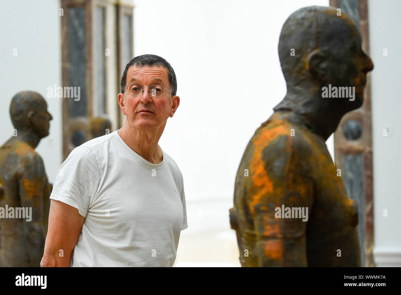 Londres, Royaume-Uni. 16 septembre 2019. Antony Gormley RA pose à côté de son travail 'Horizon perdu J', 2008, qui comprend 24 formes corps en fonte. Aperçu d'une nouvelle exposition par Antony Gormley à l'Académie royale des arts de l'exposition rassemblant les et spécialement conçu de nouvelles œuvres à partir de l'élaboration de sculptures aux environnements expérimentaux à afficher dans les 13 chambres de l'RA's galeries principales 21 septembre au 3 décembre 2019. Crédit : Stephen Chung / Alamy Live News Banque D'Images