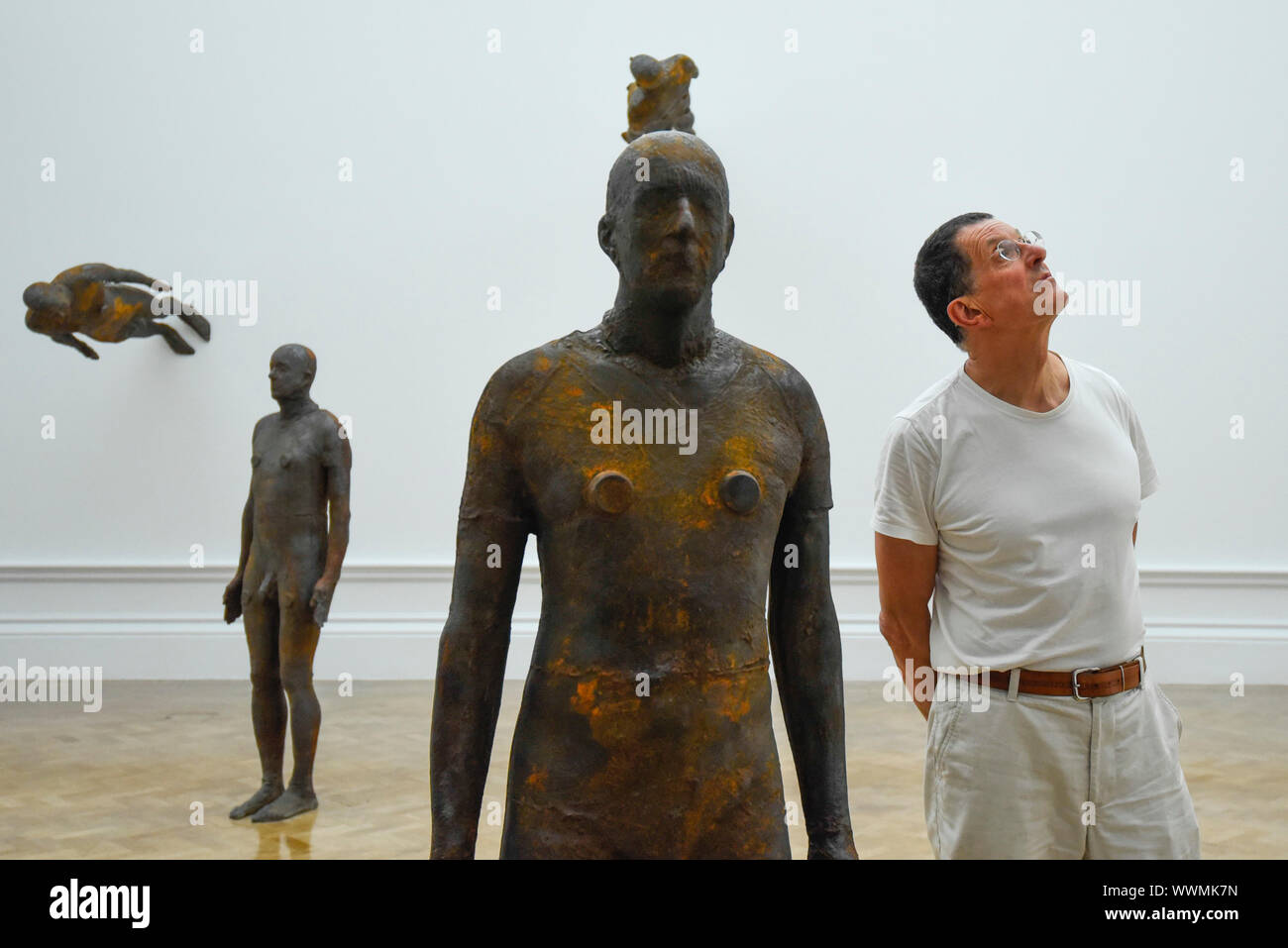 Londres, Royaume-Uni. 16 septembre 2019. Antony Gormley RA pose à côté de son travail 'Horizon perdu J', 2008, qui comprend 24 formes corps en fonte. Aperçu d'une nouvelle exposition par Antony Gormley à l'Académie royale des arts de l'exposition rassemblant les et spécialement conçu de nouvelles œuvres à partir de l'élaboration de sculptures aux environnements expérimentaux à afficher dans les 13 chambres de l'RA's galeries principales 21 septembre au 3 décembre 2019. Crédit : Stephen Chung / Alamy Live News Banque D'Images