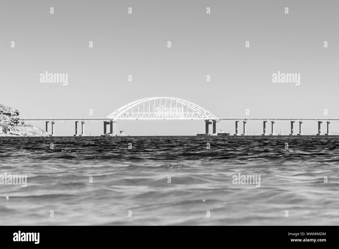 Seascape donnant sur le pont de Crimée, photo en noir et blanc Banque D'Images