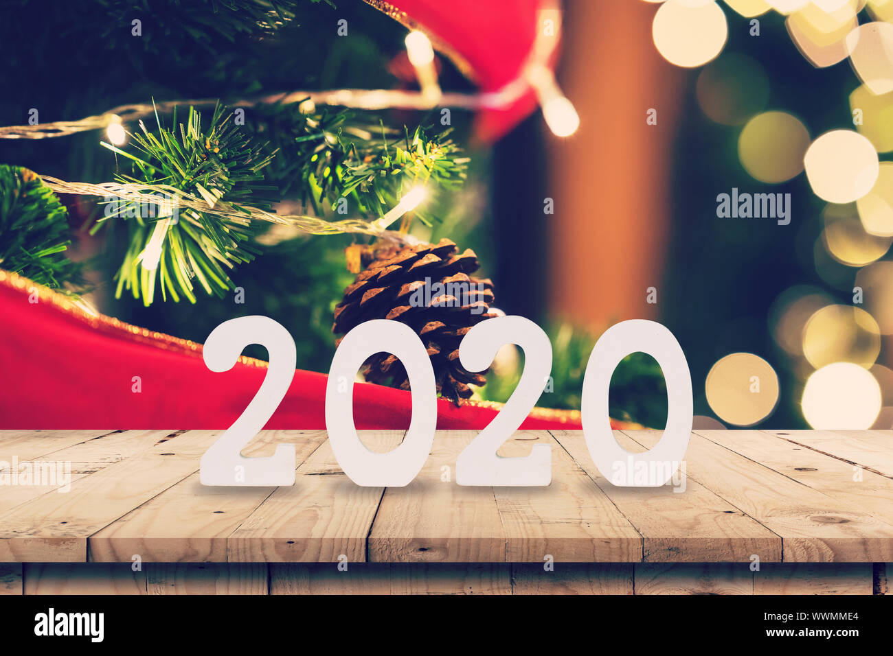 L'année 2020 nouveau concept sur table en bois vides et des cônes de pin de noël suspendu à Noël avec montage d'affichage pour le produit. Banque D'Images