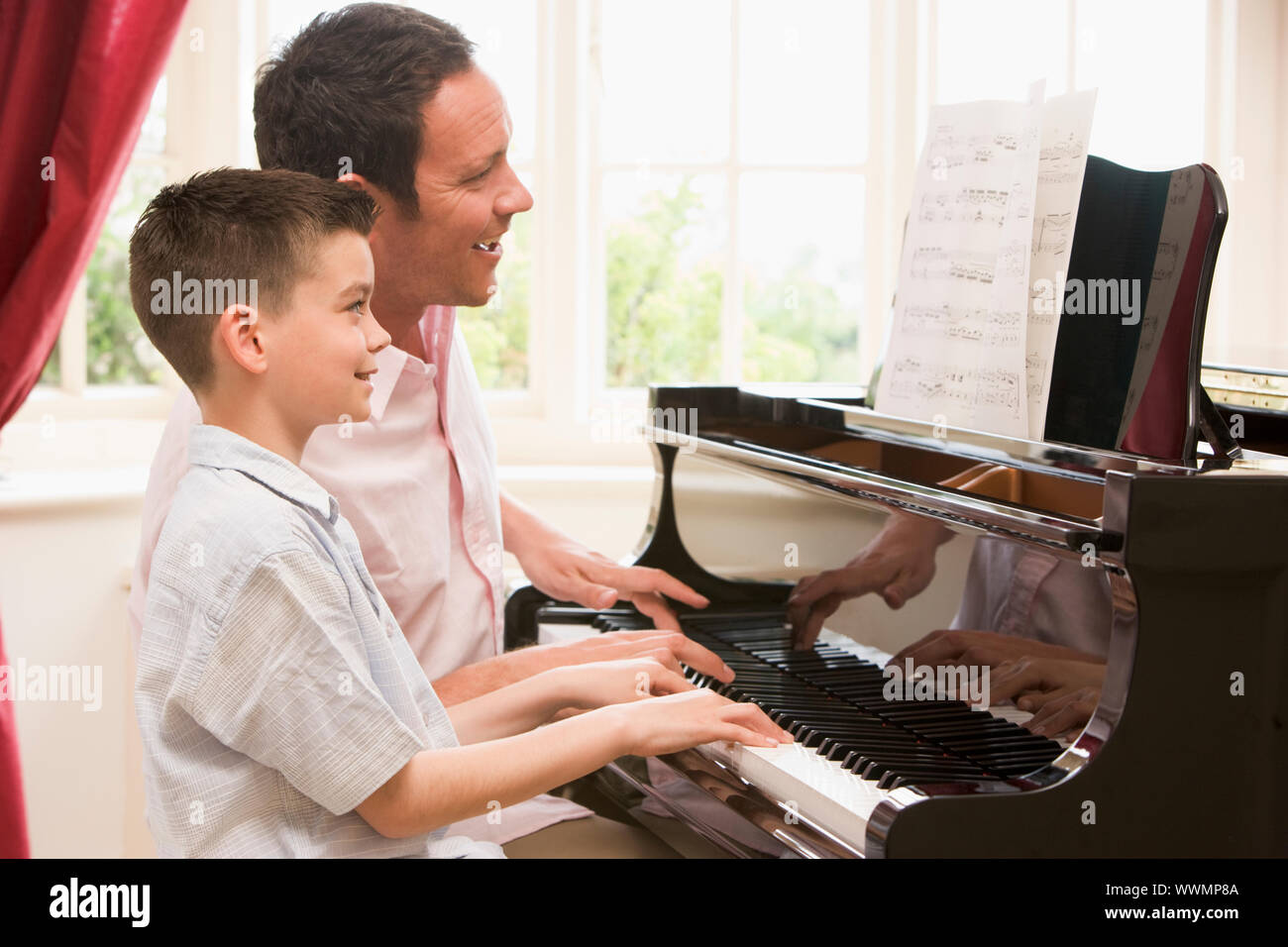 Père et fils jouant du piano Banque de photographies et d'images à haute  résolution - Alamy