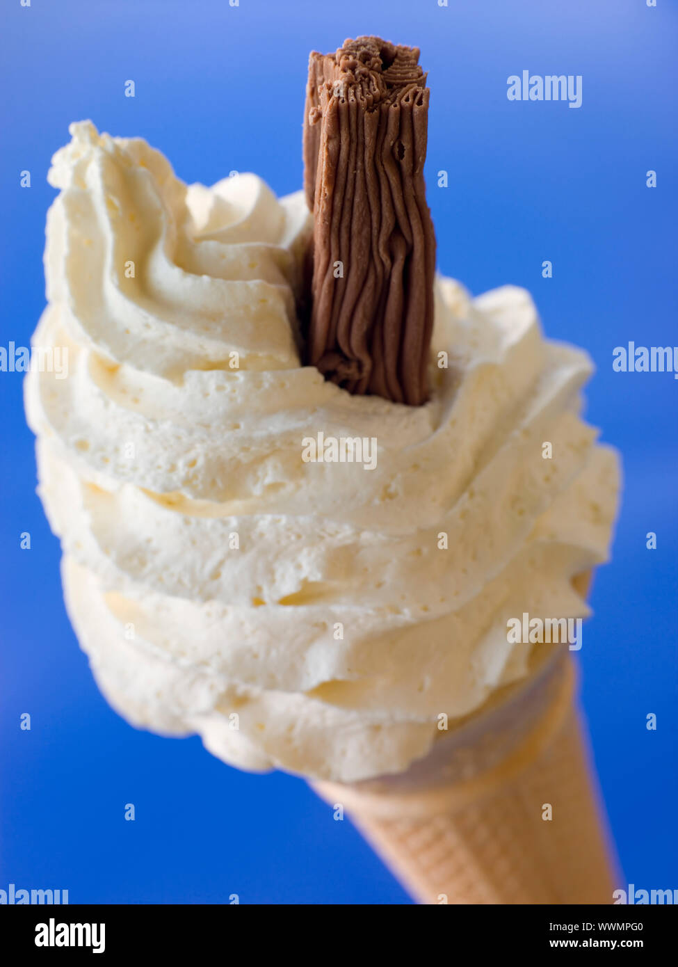 Cornet de crème glacée fouettée avec un chocolat Flake Banque D'Images