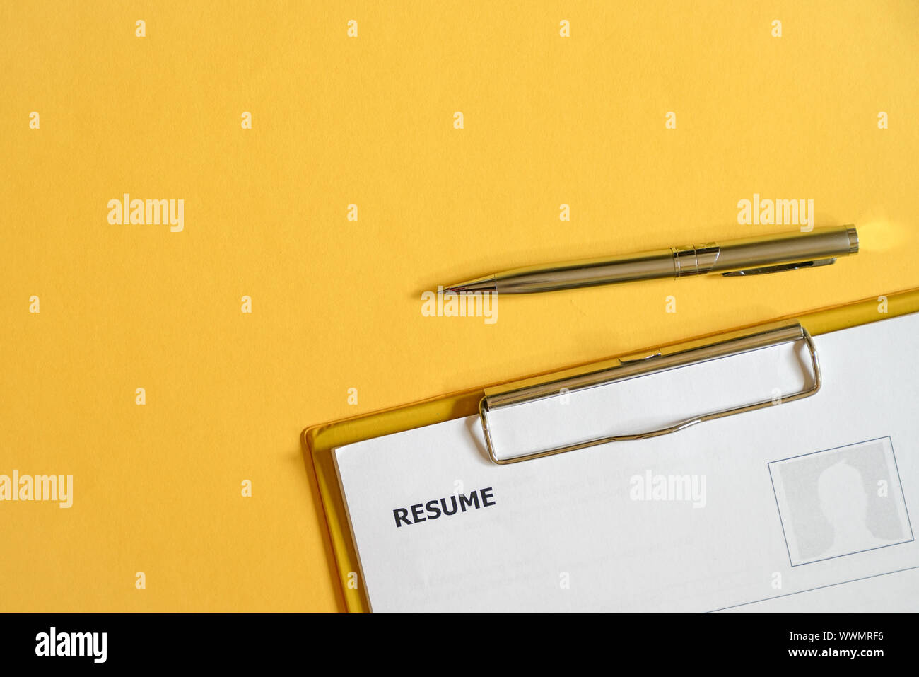 Reprendre l'examen des demandeurs sur le presse-papiers avec un stylo. Vue de dessus de bureau. Banque D'Images