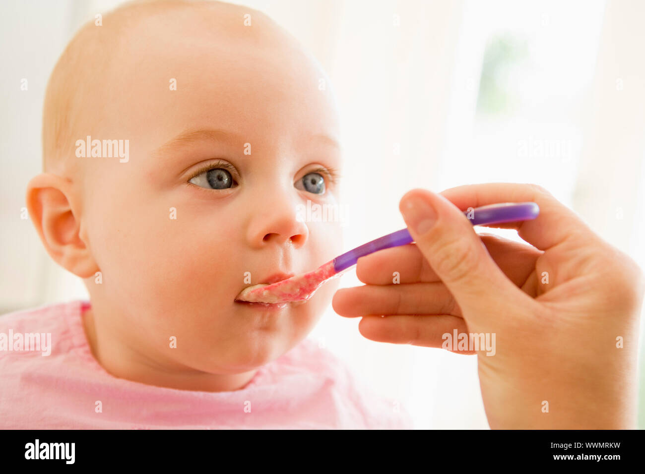 Mère nourrir bébé l'alimentation de bébé Banque D'Images